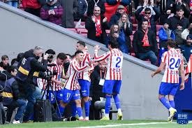 德扑锦标赛：解析“中等筹码”的尴尬境地——为何此时防守重于进攻？（德州扑克锦标赛：透视“中等筹码”的微妙困局——为何此刻以防守为先？）